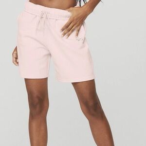ALO Yoga Accolade Shorts in ballet pink - size Medium